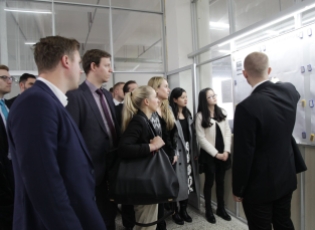 打造专业形象：工作服定制让企业品牌价值倍增